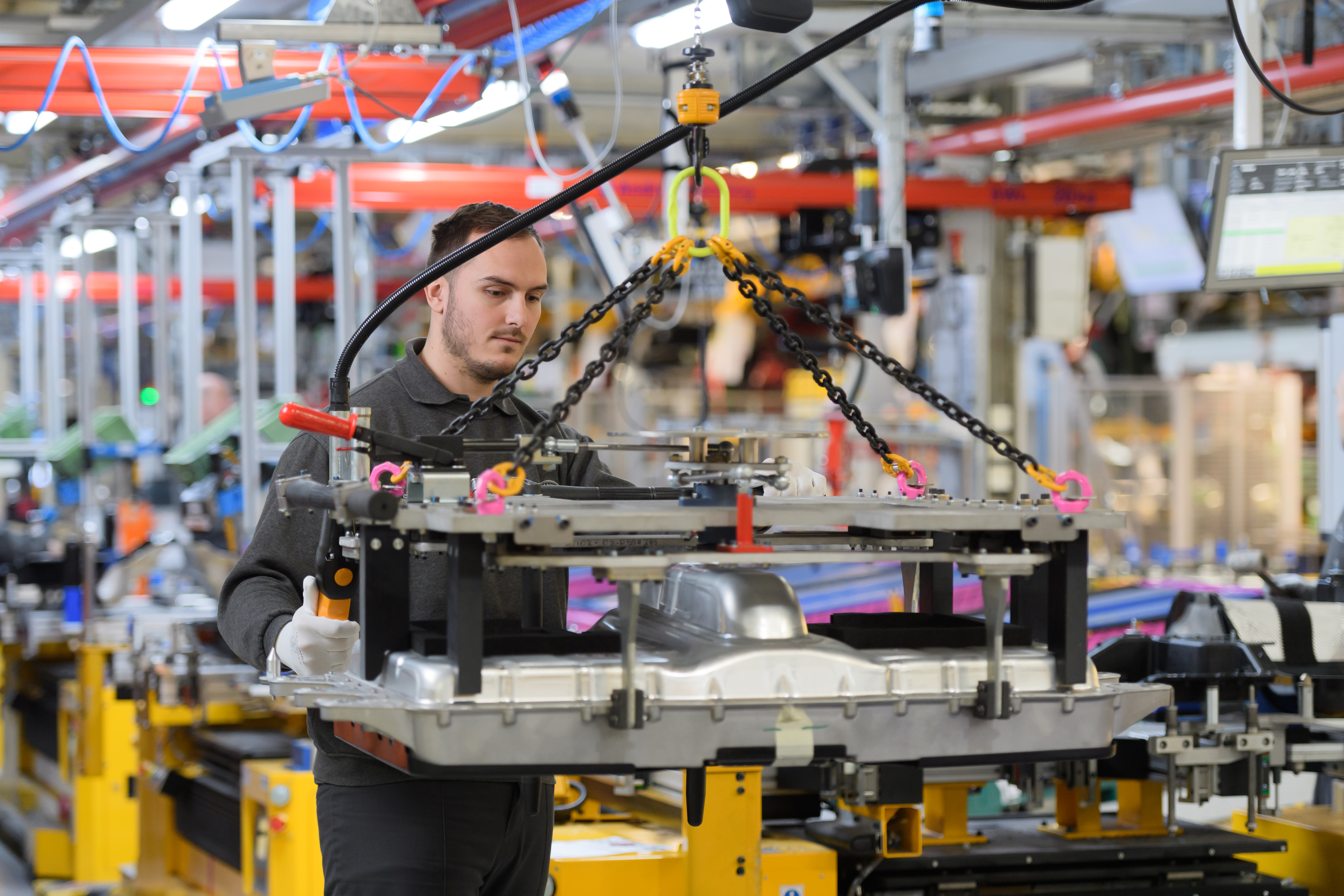 JAGUAR LAND ROVER EXPANDS ELECTRIFIED LINE-UP WITH THREE-CYLINDER 
