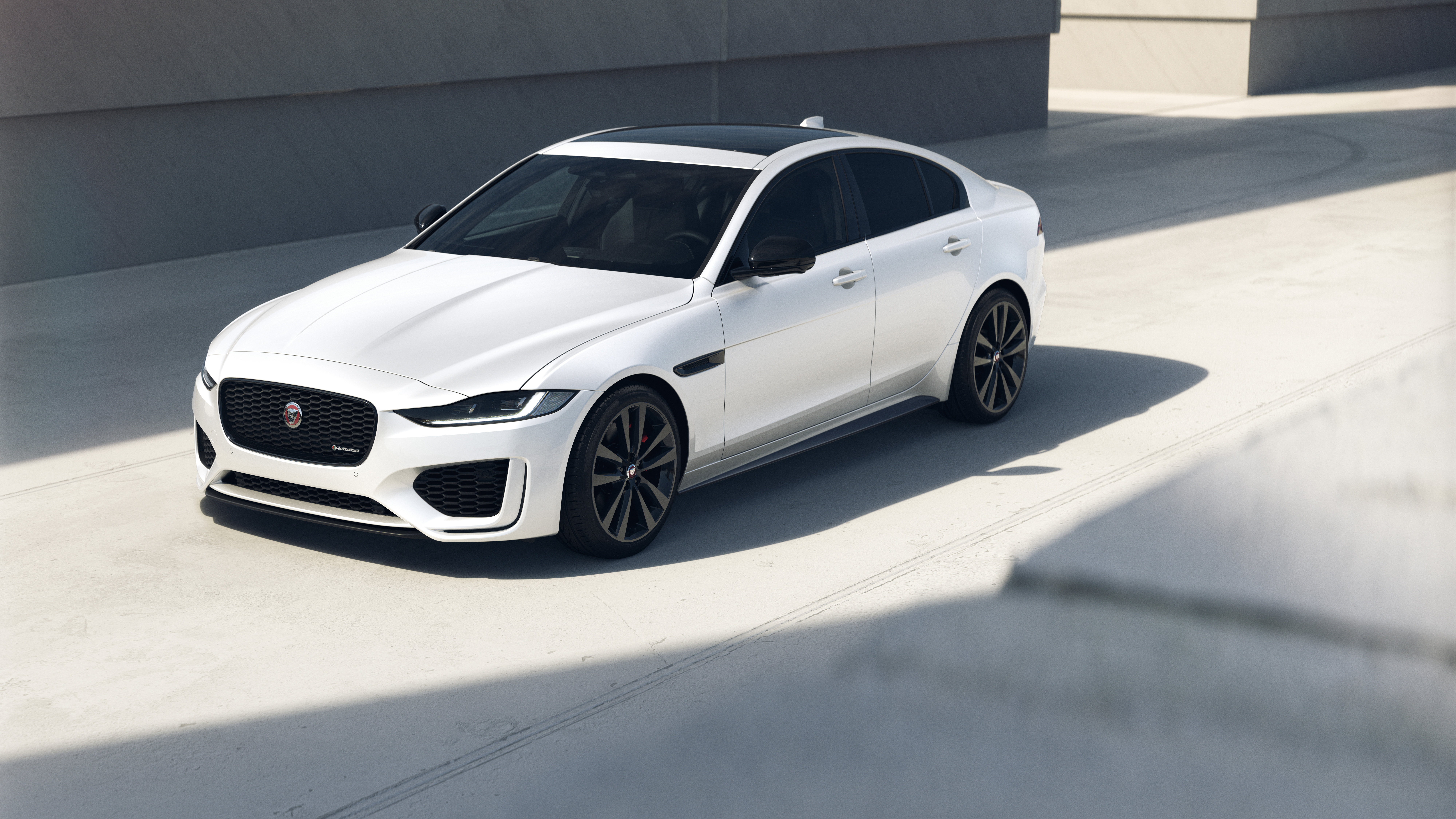 XE R-Dynamic Black – Ostuni White with Ebony Interior