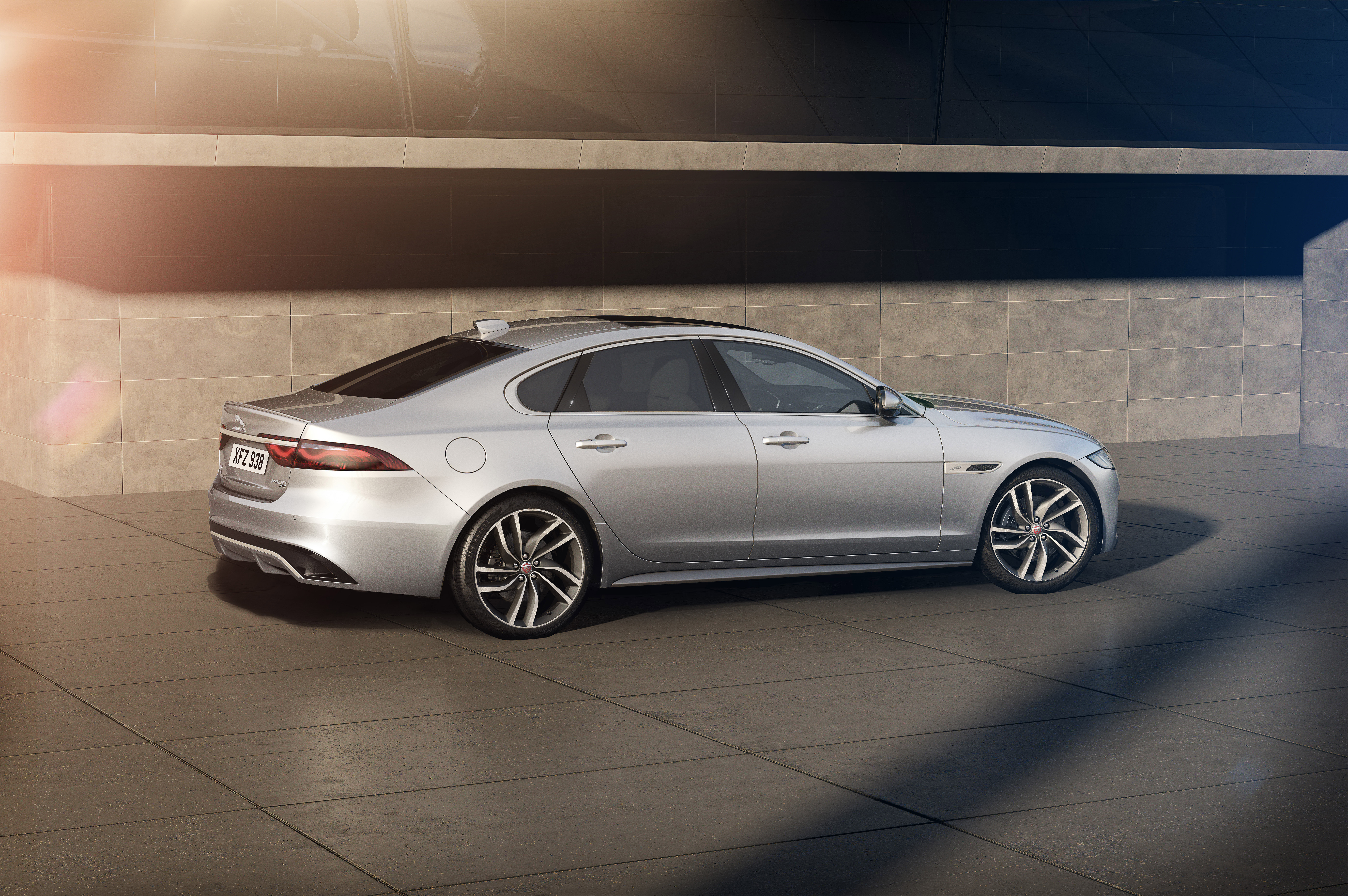 XF Saloon R-Dynamic HSE – Hakuba Silver with Light Oyster