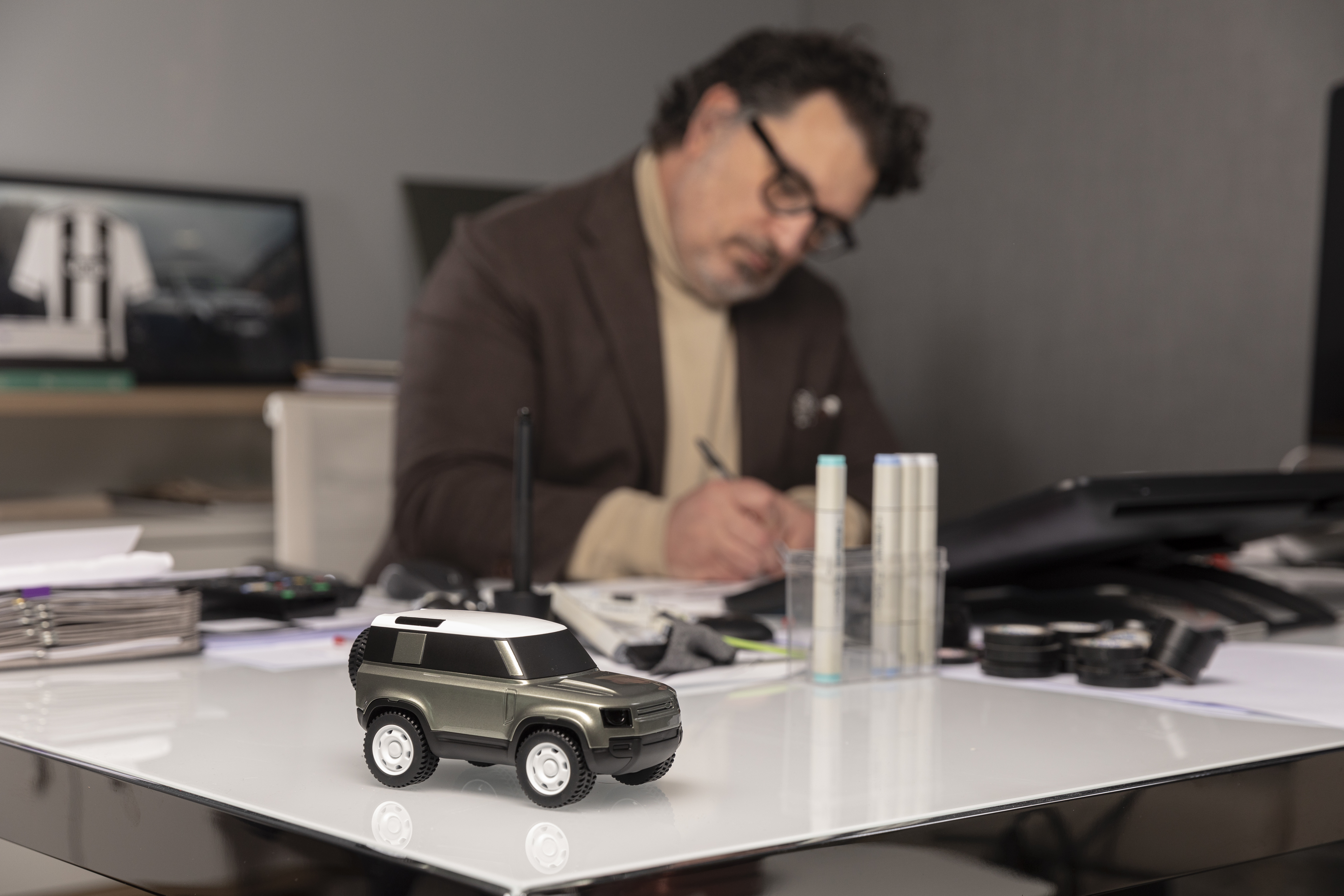 ミニカー LAND ROVER DEFENDER ICON MODEL 01 Acquire | Land Rover celebrates the design of the new