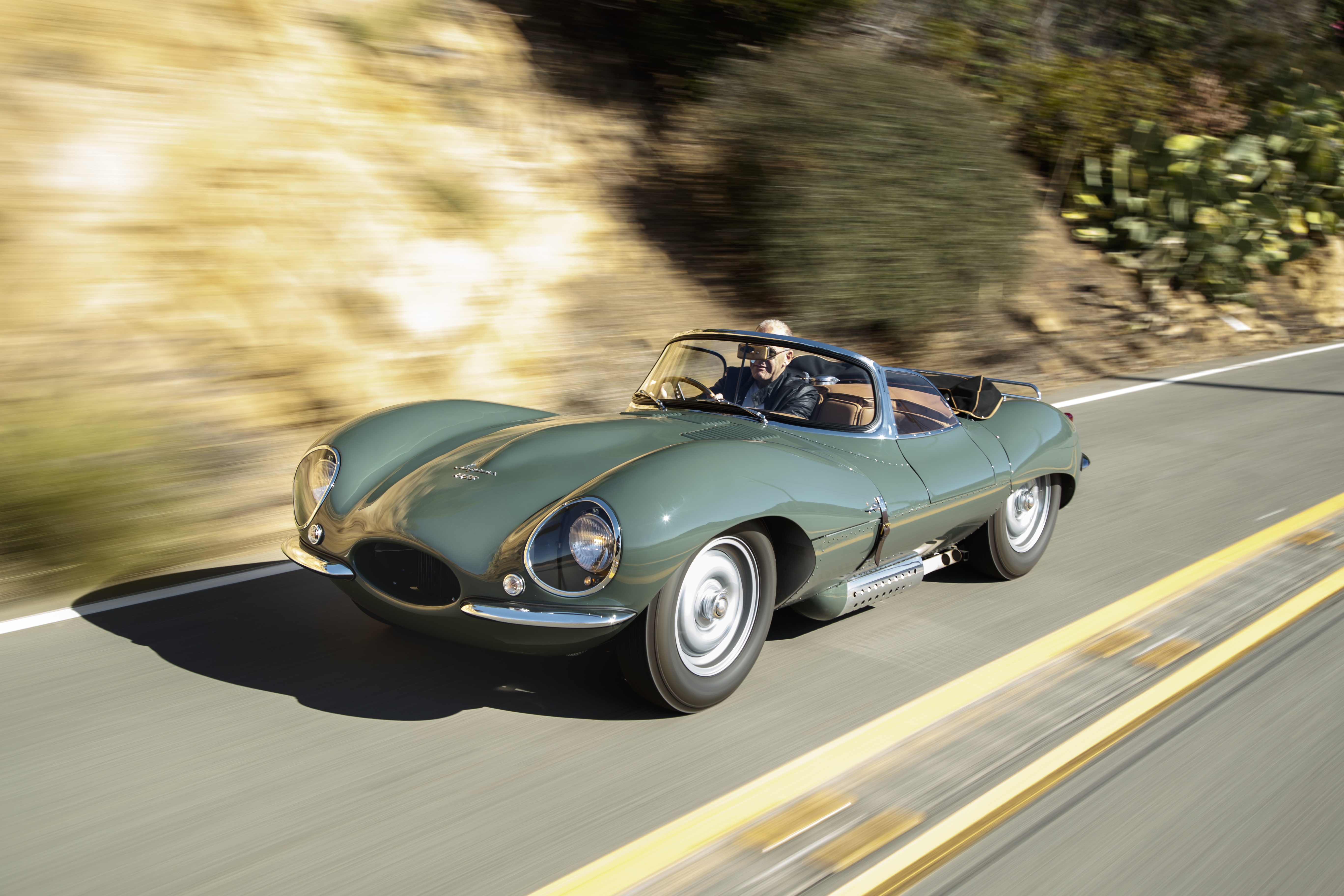 新品　ジャガー xk SS 英ジャガー、オリジナルを忠実に再現した限定9台の「XKSS」世界