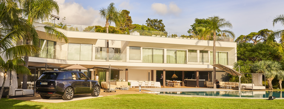 RANGE ROVER EXPRIME SA VISION DU LUXE MODERNE A TRAVERS LA RANGE ROVER HOUSE SUR LA FRENCH RIVIERA