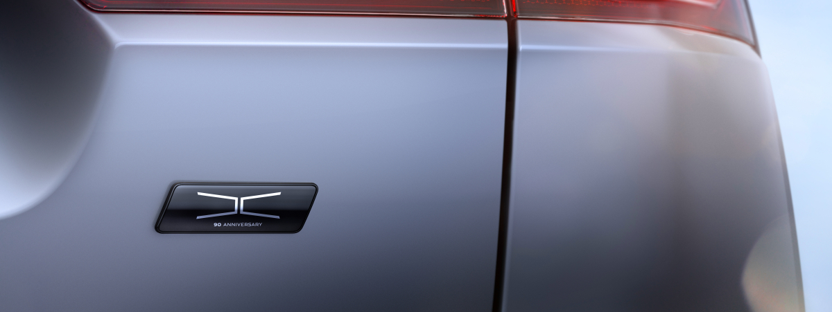 F-PACE 90TH