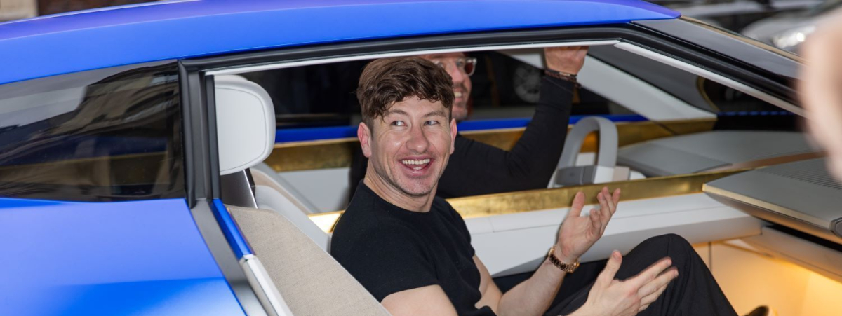 SPETTACOLARE ARRIVO DI BARRY KEOGHAN SULLA JAGUAR TYPE 00