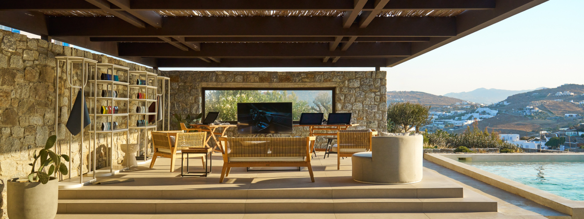 TRADIZIONE, DESIGN E INNOVAZIONE LA RANGE ROVER HOUSE DI MYKONOS CELEBRA 55 ANNI DI LUSSO.