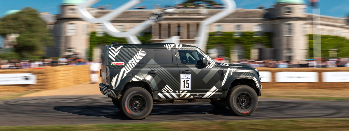 DYNAMISCHES DEBÜT DES NEUEN DEFENDER DAKAR D7X-R PROTOTYPEN AUF DEM GOODWOOD FESTIVAL OF SPEED 