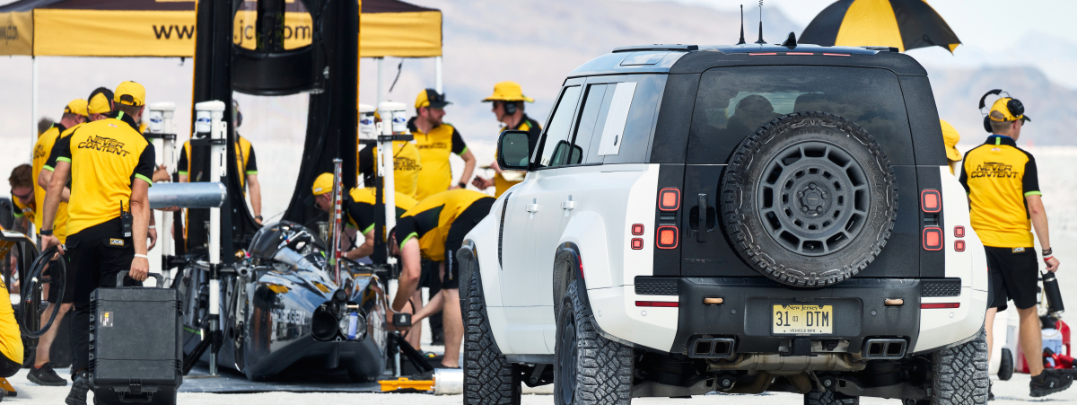 DEFENDER OCTA LAUNCHES JCB HYDROMAX TO LAND SPEED RECORD GLORY