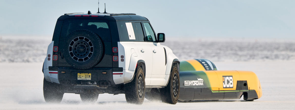 DEFENDER OCTA LAUNCHES JCB HYDROMAX TO LAND SPEED RECORD GLORY