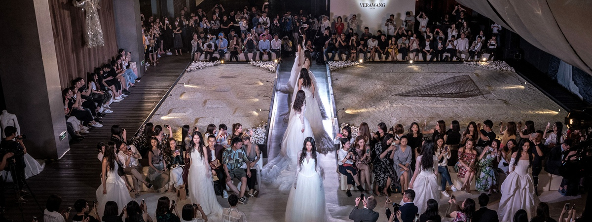 VERA WANG 携手捷豹打造奢华婚纱体验 豪华车接送尊享试纱，即日起可在线预约『纯白奢享』服务