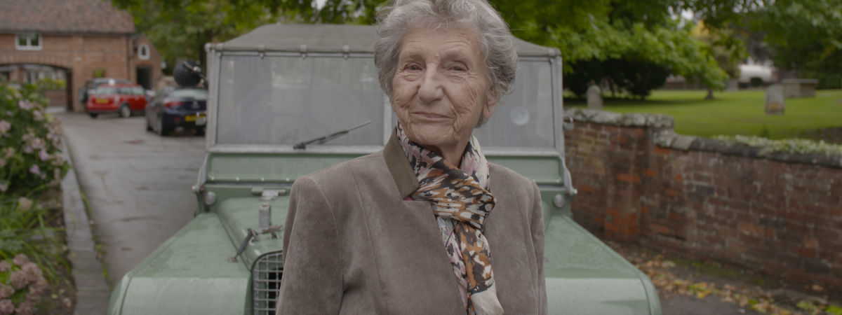 Große Gefühle nach 70 Jahren: Dorothy Peters  wieder mit „ihrem“ Land Rover vereint