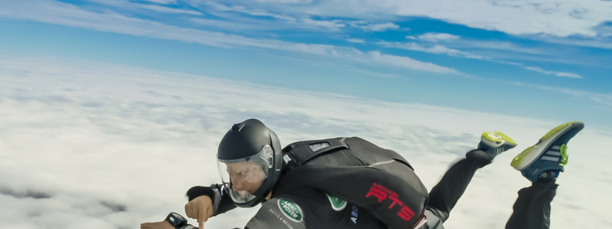 LAND ROVER PUTS WORLD-FIRST INTELLIGENT SEAT FOLD TECHNOLOGY TO EXTREME TEST… REMOTELY