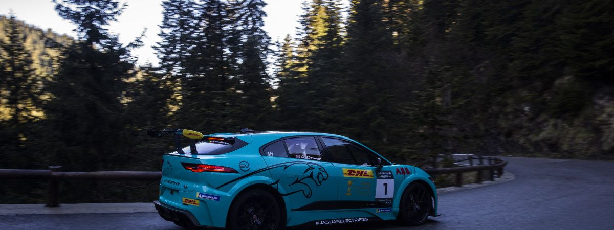 Formel E-Star Mitch Evans erklimmt im Jaguar I-PACE* den legendären Col de Turini – pilotiert von seinem Bruder