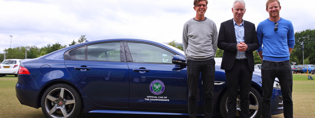 JOHN MCENROE, ICÔNE DE WIMBLEDON, JOUE LE CHAUFFEUR SECRET DE JAGUAR POUR DEUX FANS DE TENNIS