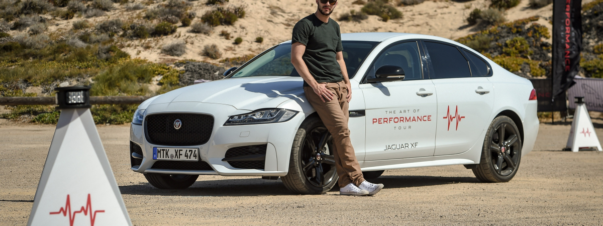 L’ACTEUR BRITANNIQUE NICHOLAS HOULT RELÈVE LE DEFI « SMART CONE CHALLENGE » DANS LE CADRE DE LA TOURNEE ART OF PERFORMANCE TOUR AU VOLANT DE LA NOUVELLE JAGUAR XF À TRANSMISSION INTÉGRALE