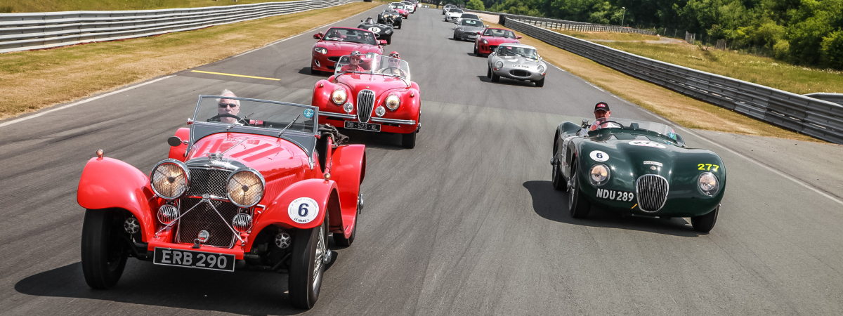 Ce week-end, durant Sport & Collection, la parade Jaguar a rassemblé 40 modèles de toutes époques