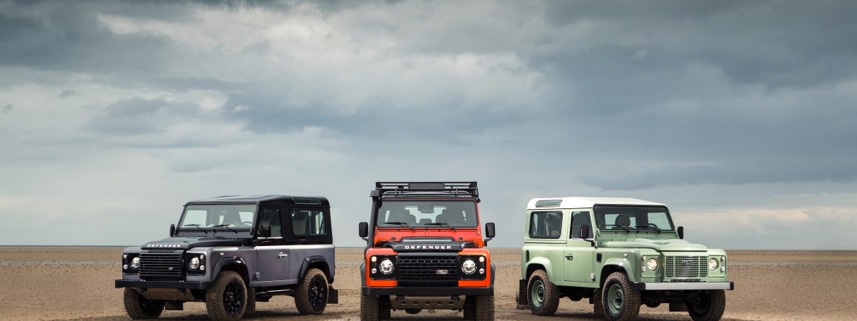 Land Rover inaugure l'année 2015 en célébrant le Defender avec un dessin géant d'1km dans le sable et trois éditions limitées exclusives