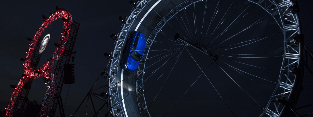 Spektakulärer Guinness-Weltrekord: Jaguar F-PACE fährt zur Weltpremiere durch 19 Meter hohen Looping 