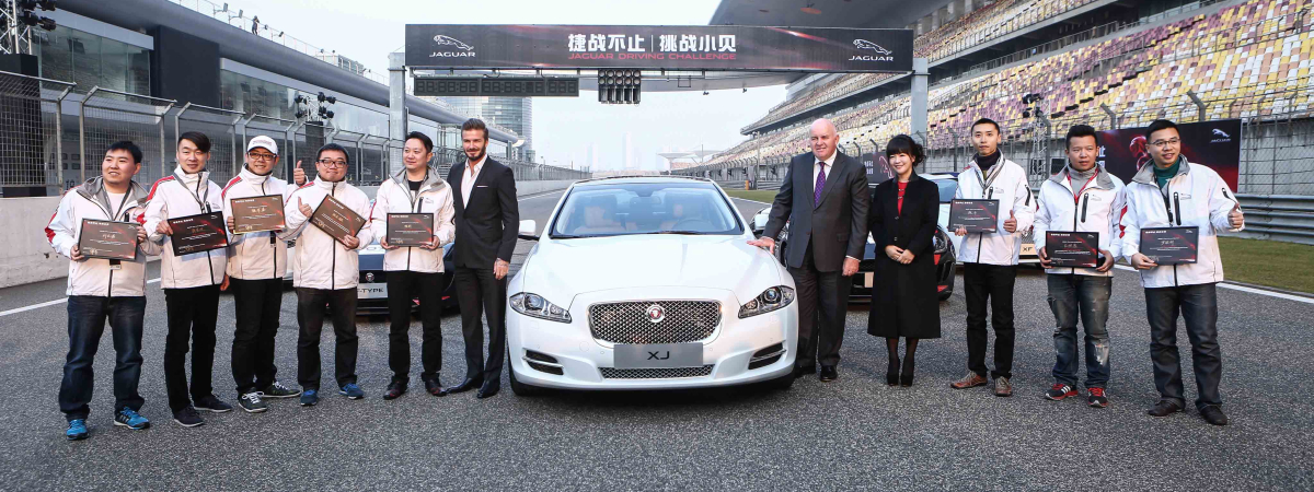 捷战不止 挑战小贝 第三届捷豹挑战赛总决赛在沪荣耀收官“_捷战不止│挑战小贝 2014年捷豹挑战赛”赛道7名大众优胜者合影