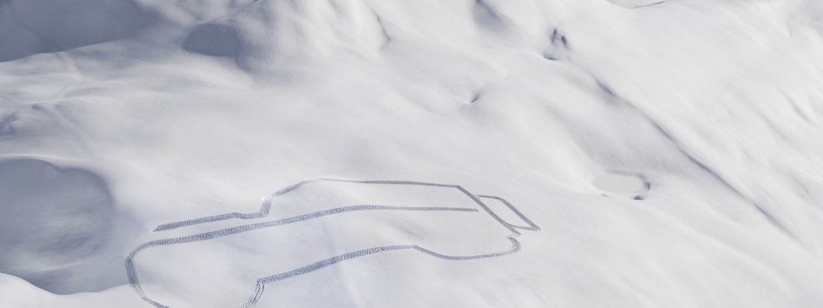 Spektakuläre Schneezeichnung des Defender markiert den Auftakt der Feierlichkeiten zum 70. Land Rover-Geburtstag.