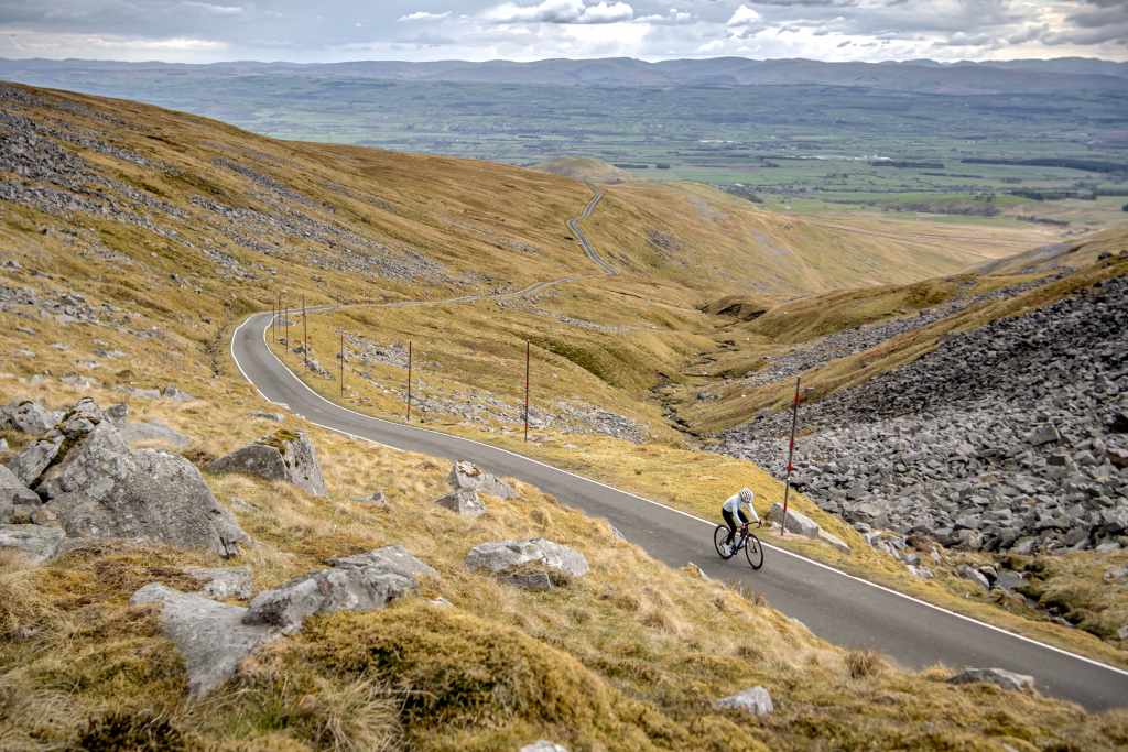  JAGUAR I-PACE COMPLETES EVERESTING CHALLENGE ON A SINGLE CHARGE 