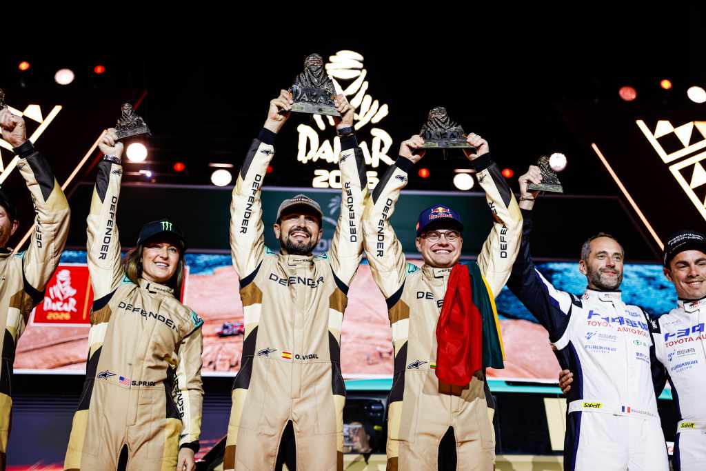DEFENDER_RALLY_ROKAS_ORIOL_SARA_FINAL_PODIUM_DAKAR