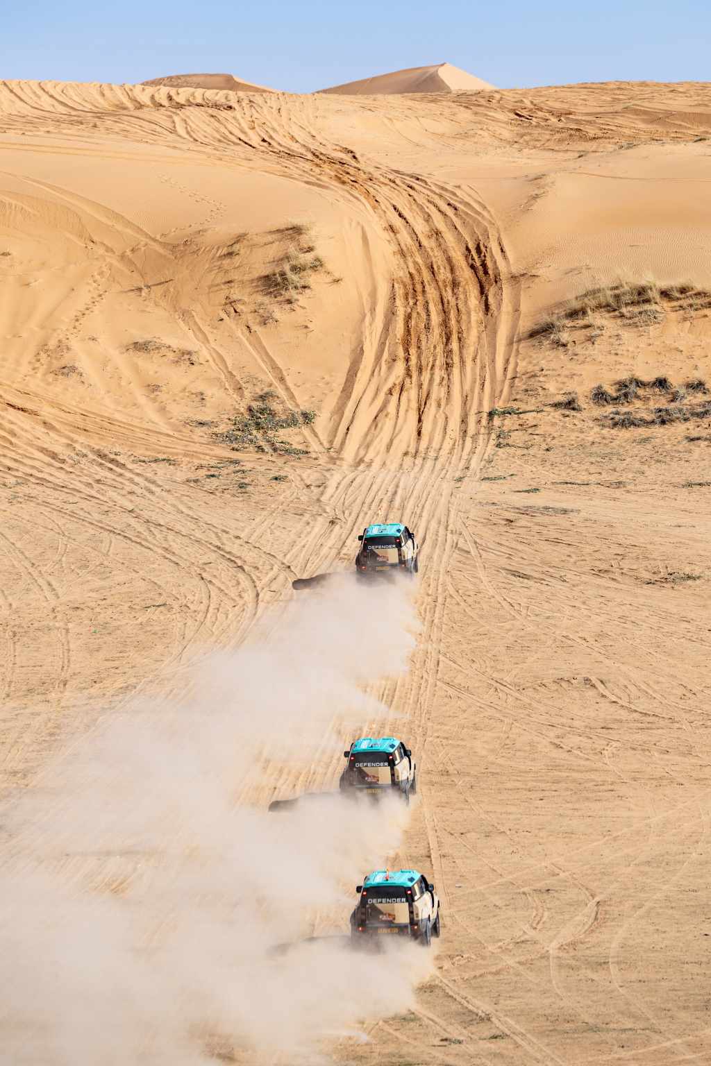 DEFENDER_RALLY_FULL_TEAM_DAKAR2026_STAGE6_CREDIT_PawelStarzyk