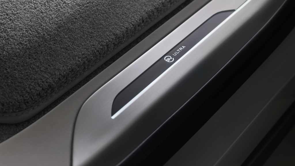 RR_SV_Ultra_27MY_Detail_Treadplates_01_290426