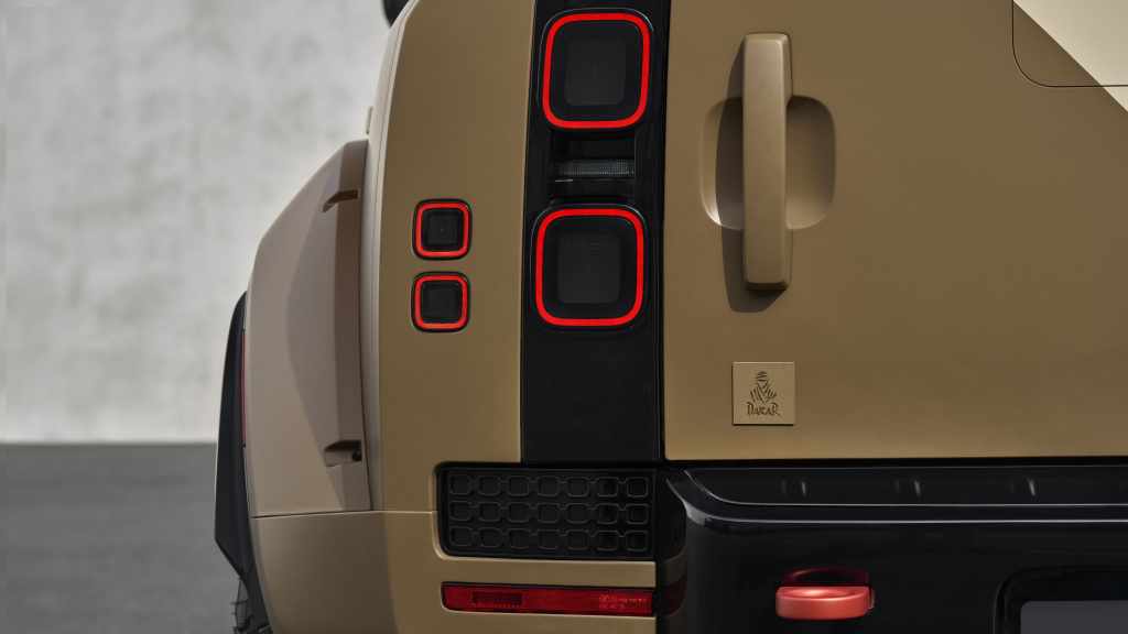 Detalle trasero del Defender Dakar 2027