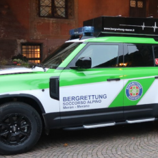 Defender mountain rescue