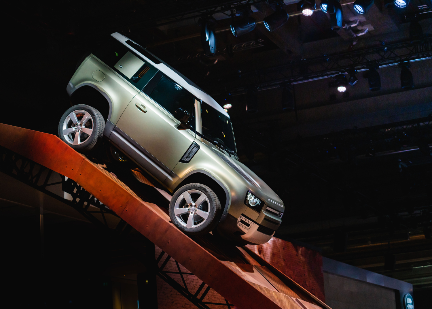 NEW DEFENDER MAKES SHOW-STOPPING ARRIVAL FOR ITS GLOBAL DEBUT AT FRANKFURT MOTOR SHOW
