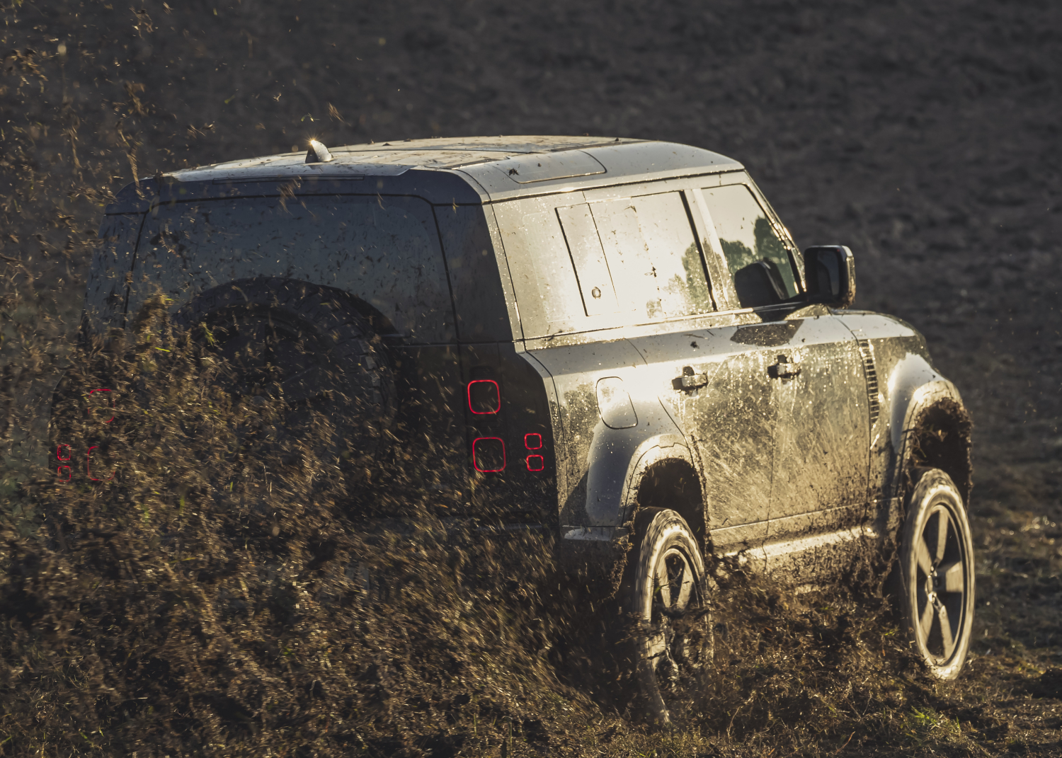  NEW DEFENDER FACES TOUGHEST TEST IN JAMES BOND MOVIE, NO TIME TO DIE