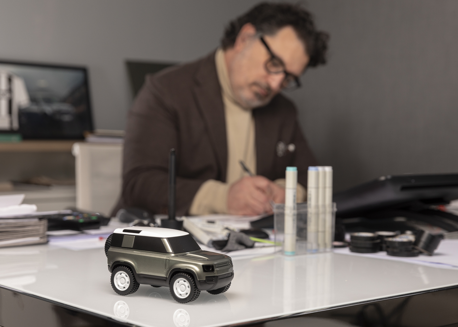 OWN AN ICON: NEW LIMITED-EDITION LAND ROVER DEFENDER DESIGN MODEL