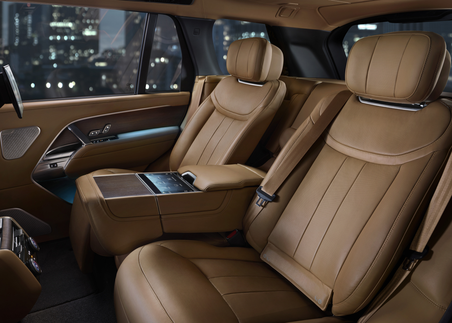  THE NEW RANGE ROVER LWB