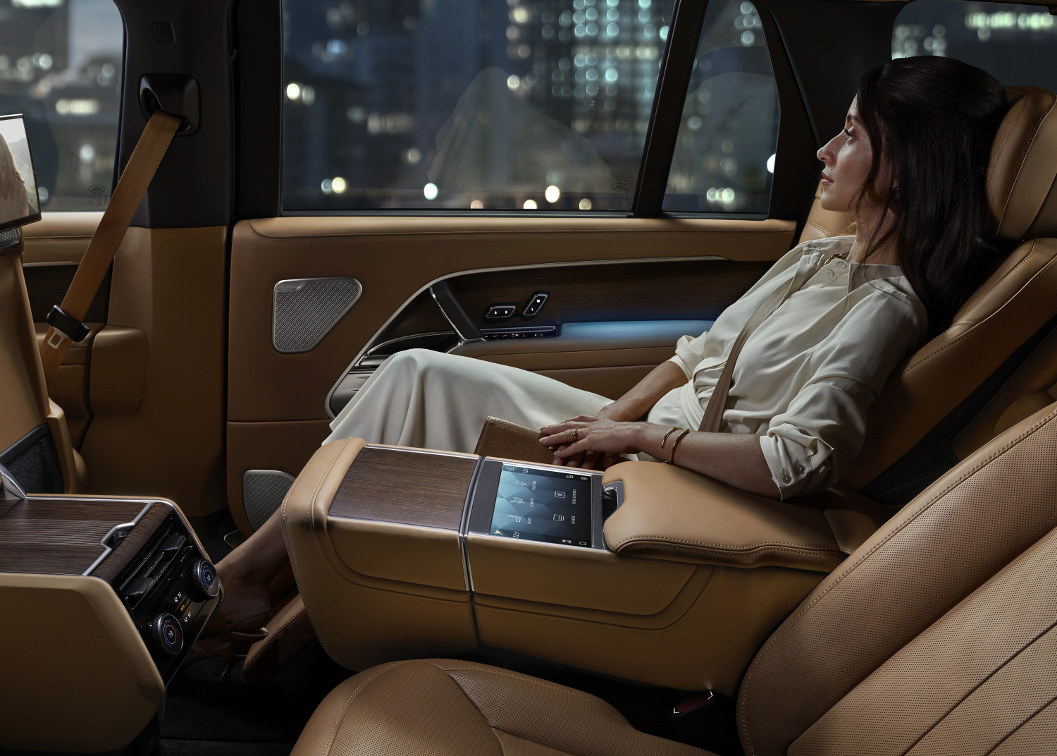  THE NEW RANGE ROVER LWB
