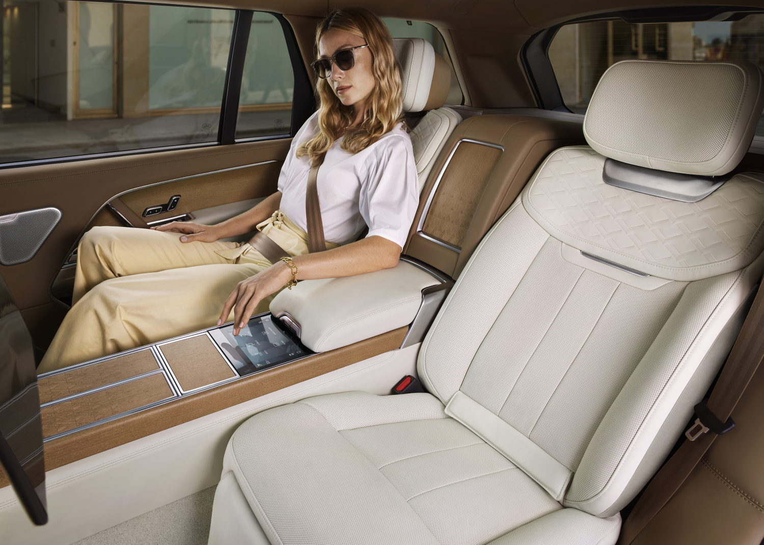 THE NEW RANGE ROVER SV SERENITY LWB