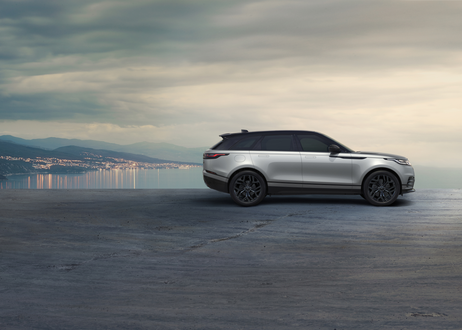 STATIC - RANGE ROVER VELAR HST (UK SPEC SHOWN)