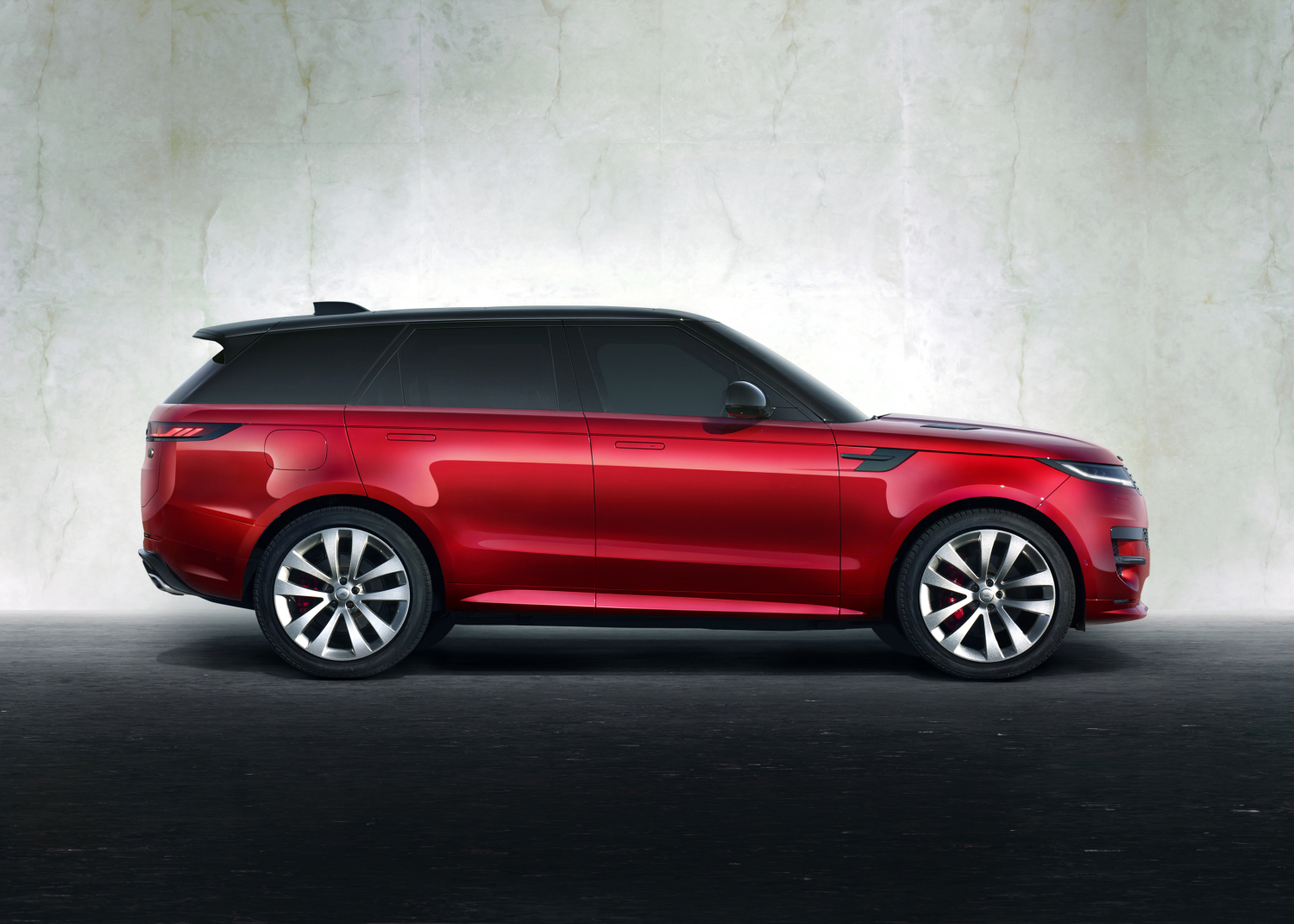 STUDIO - NEW RANGE ROVER SPORT