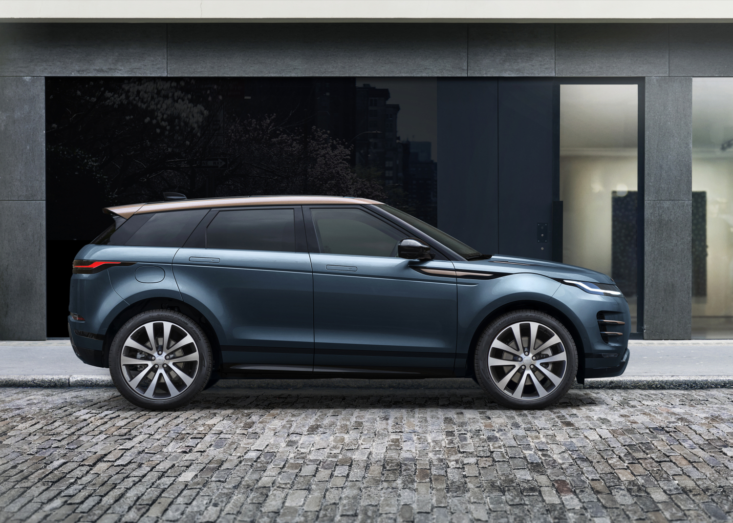 LOCATION - RANGE ROVER EVOQUE 24MY (AUTOBIOGRAPHY)