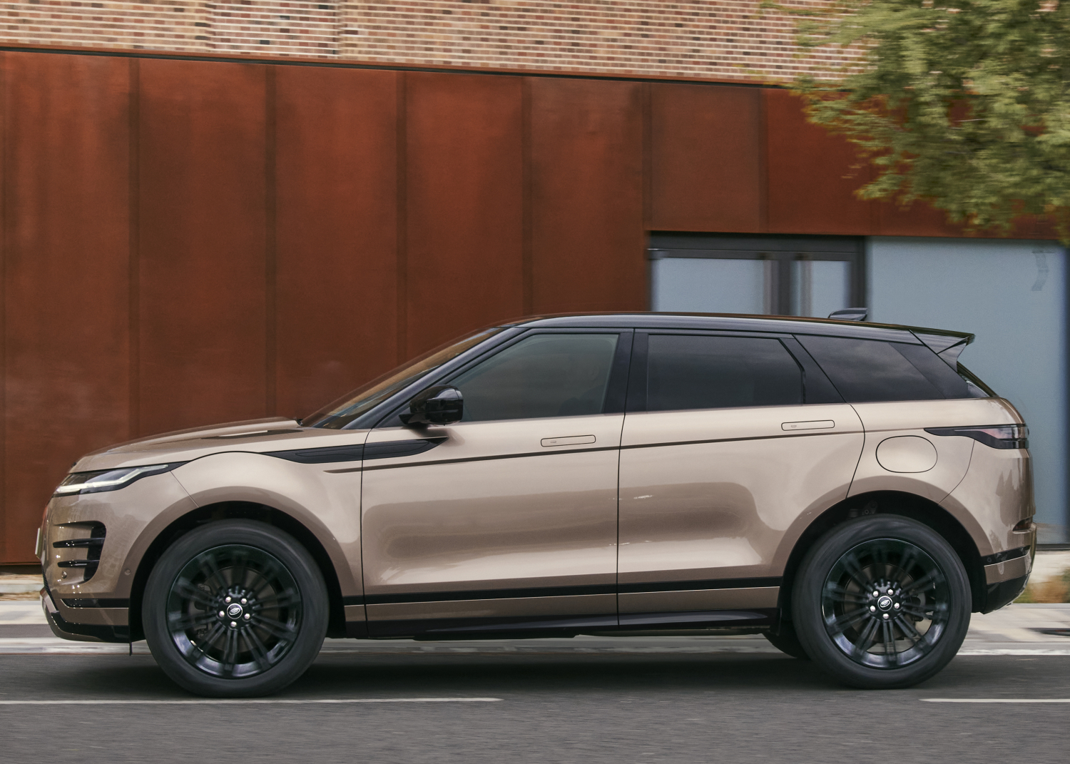 RANGE ROVER EVOQUE - NEW DESIGN AND SOPHISTICATED TECHNOLOGIES 