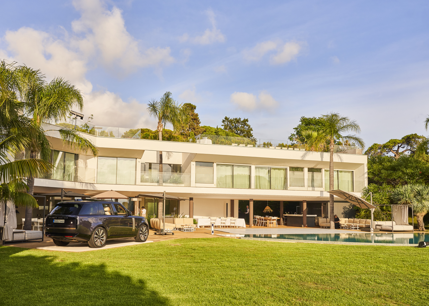 RANGE ROVER EXPRIME SA VISION DU LUXE MODERNE A TRAVERS LA RANGE ROVER HOUSE SUR LA FRENCH RIVIERA