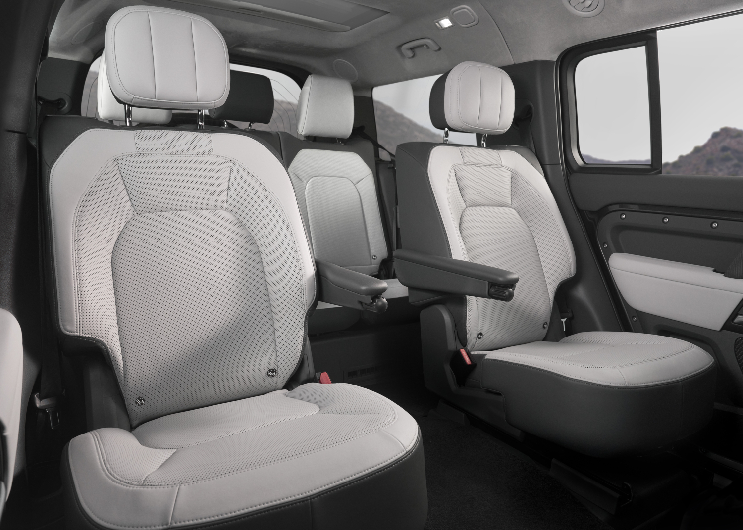 Defender 130 V8 Interior with Captain Chairs