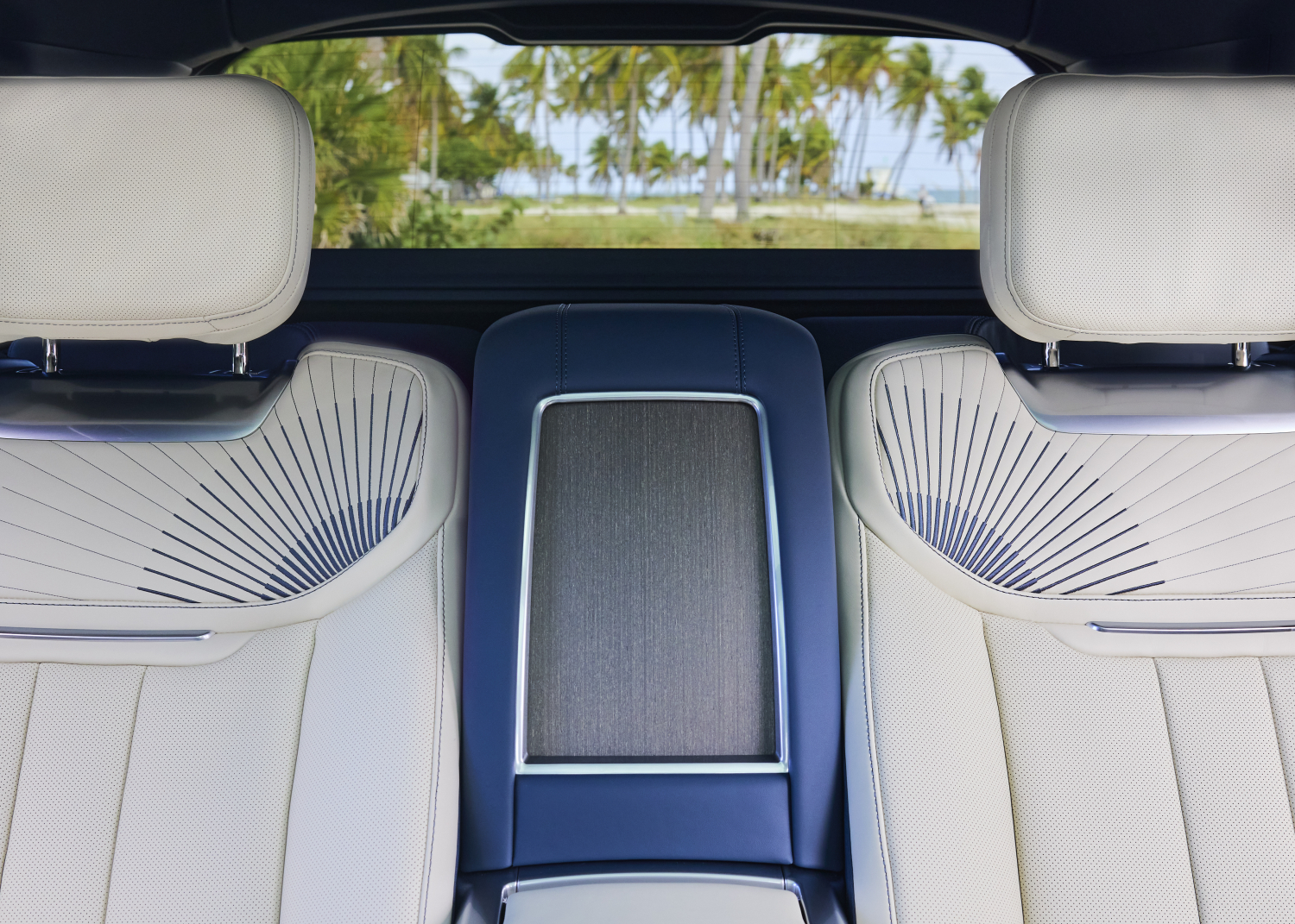 A VISION FOR RANGE ROVER SV BESPOKE: PRESENTING THE RANGE ROVER SV CANDEO
