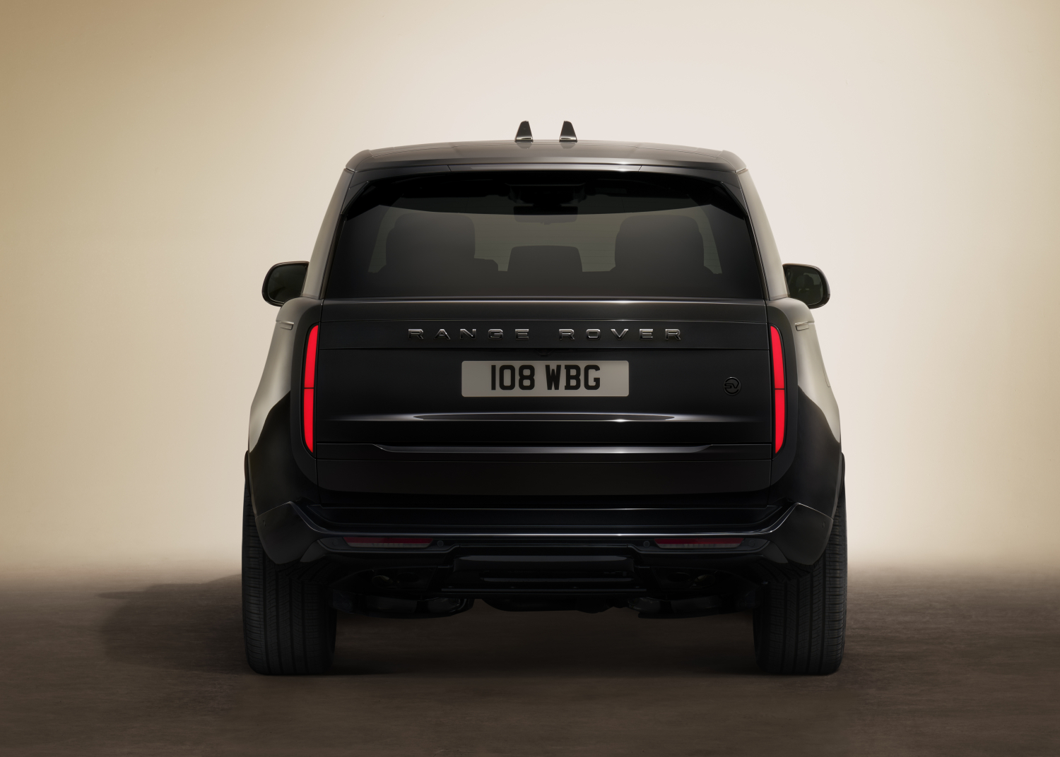 INTRODUCING RANGE ROVER SV BLACK