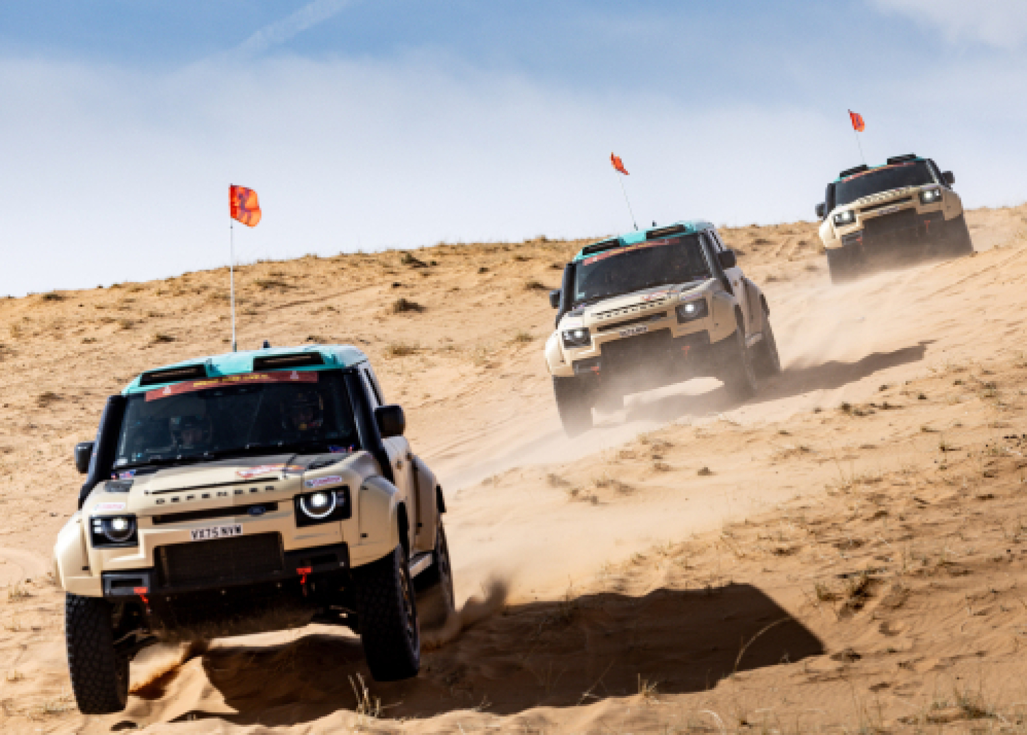 DEFENDER RALLY PROSEGUE SULL’ONDA DELLA STORICA VITTORIA ALLA DAKAR CON TRE VETTURE AL VIA DEL BP ULTIMATE RALLY-RAID PORTUGAL 