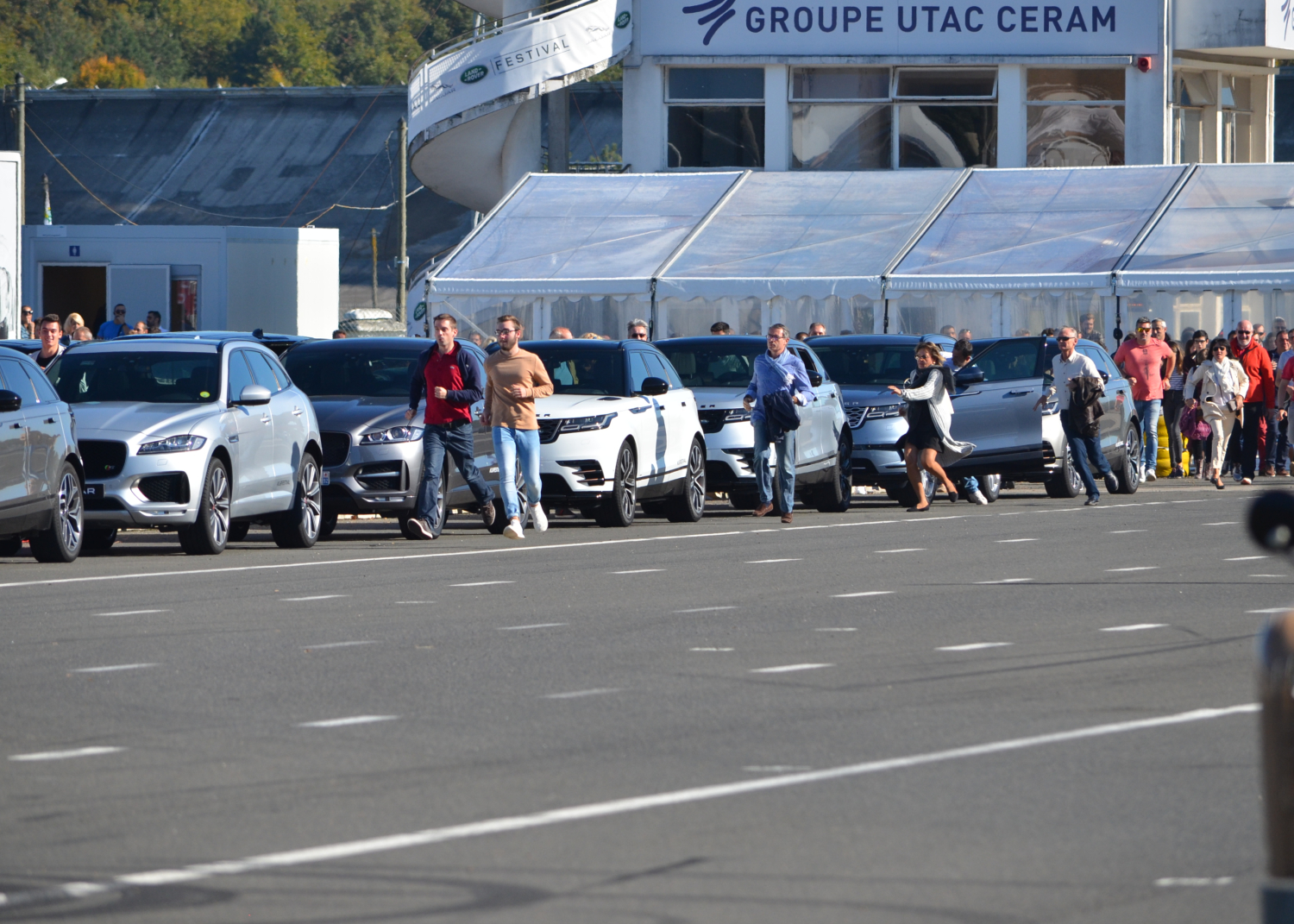 LES JAGUAR XE PROJECT 8 ET XJ 220 ENTOURÉES DE 2500 PERSONNES POUR CÉLÉBRER  LA PREMIERE EDITION DU JAGUAR LAND ROVER FESTIVAL