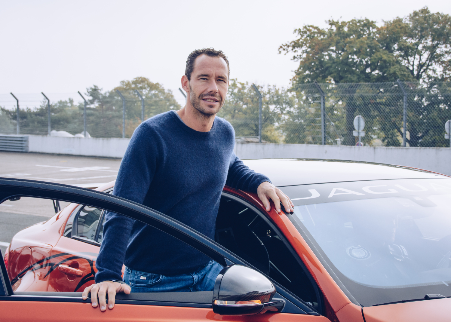 LES JAGUAR XE PROJECT 8 ET XJ 220 ENTOURÉES DE 2500 PERSONNES POUR CÉLÉBRER  LA PREMIERE EDITION DU JAGUAR LAND ROVER FESTIVAL