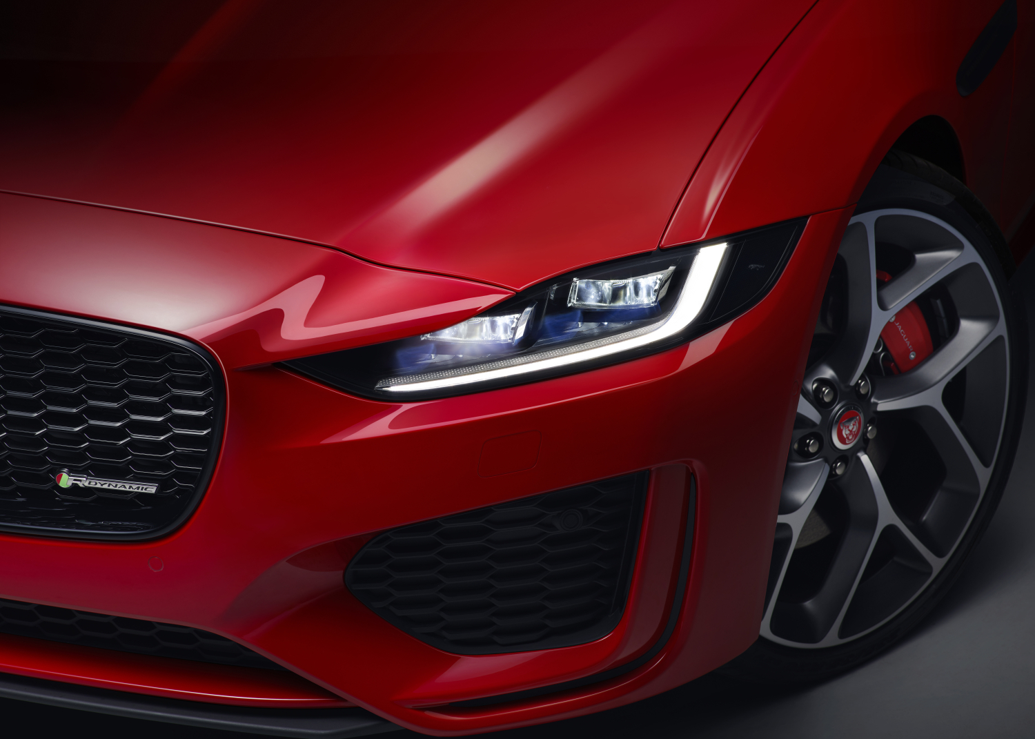 NOUVELLE JAGUAR XE   EXTÉRIEUR AMÉLIORÉ, LUXUEUX INTÉRIEUR REVISITÉ ET NOUVELLES TECHNOLOGIES INTUITIVES