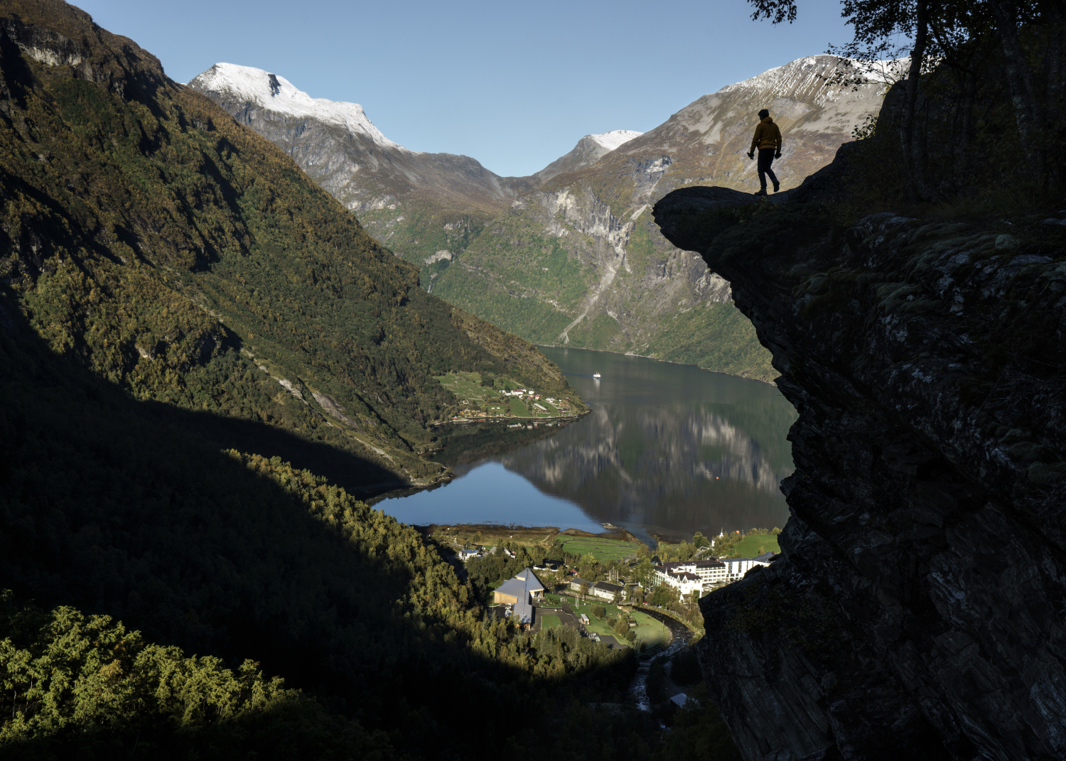 RANGE ROVER AND JONAS BENDIKSEN CAPTURE THE WORLD’S ULTIMATE VISTAS