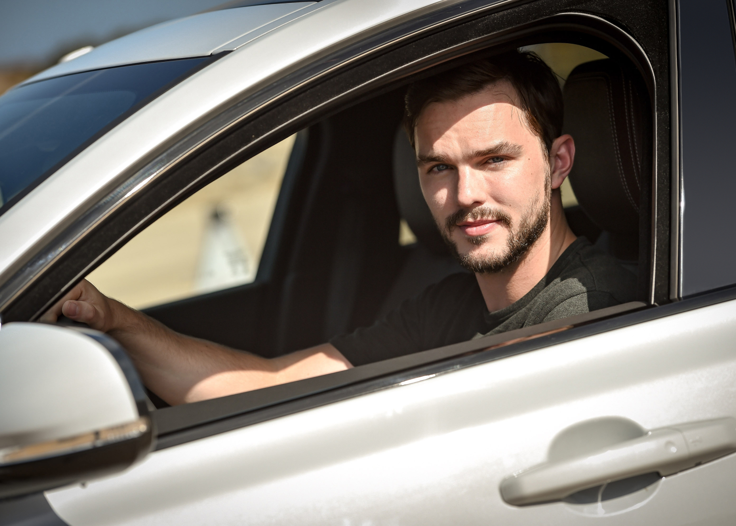 L’ACTEUR BRITANNIQUE NICHOLAS HOULT RELÈVE LE DEFI « SMART CONE CHALLENGE » DANS LE CADRE DE LA TOURNEE ART OF PERFORMANCE TOUR AU VOLANT DE LA NOUVELLE JAGUAR XF À TRANSMISSION INTÉGRALE