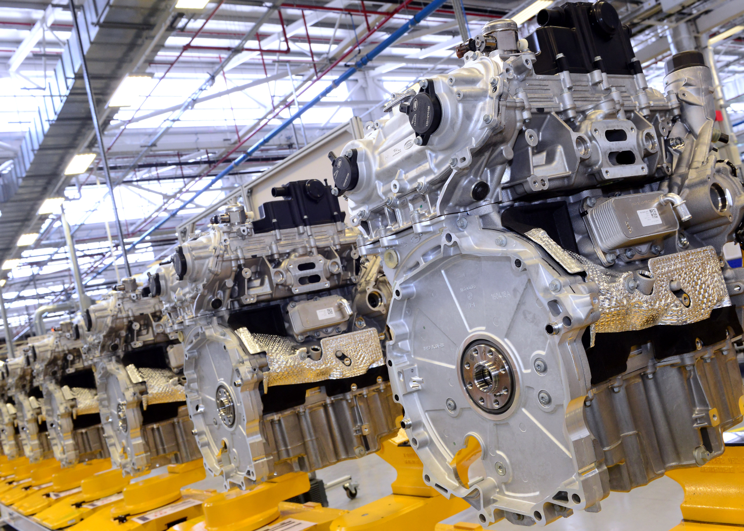LE CENTRE DE PRODUCTION DE MOTEURS (EMC) DE JAGUAR LAND ROVER ASSEMBLE SON PREMIER MOTEUR ESSENCE INGENIUM